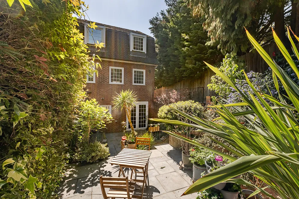 Cottenham Park Road, London, SW20 photo 21