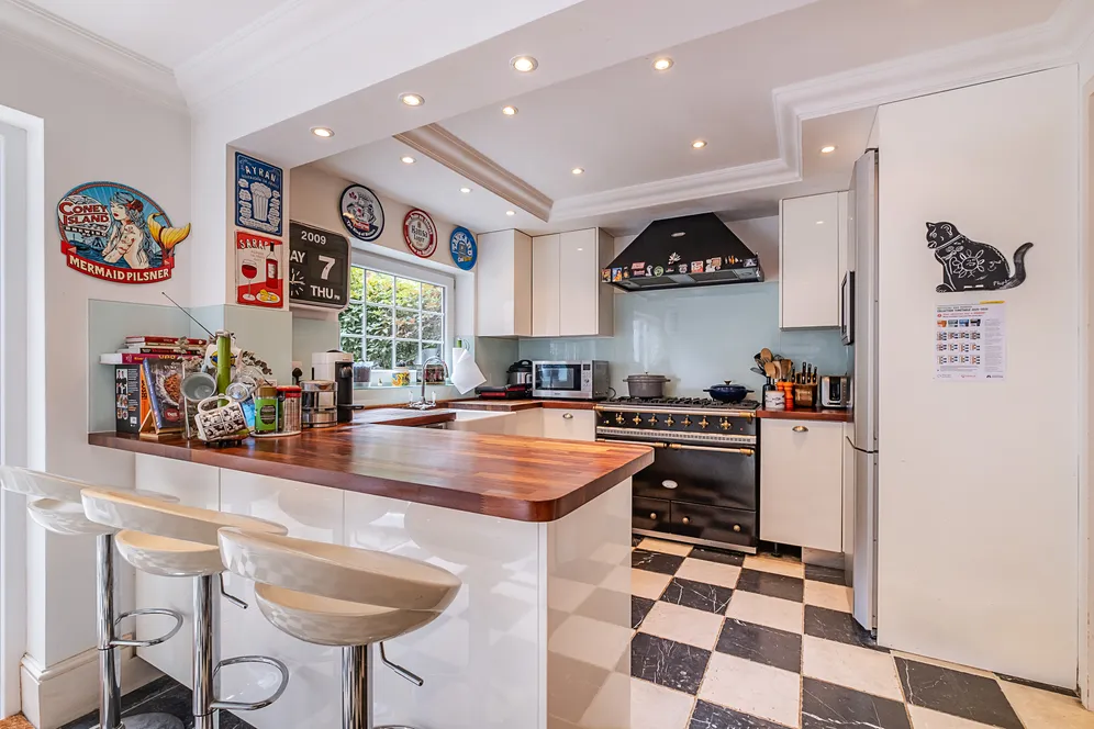 Cottenham Park Road, London, SW20 photo 28
