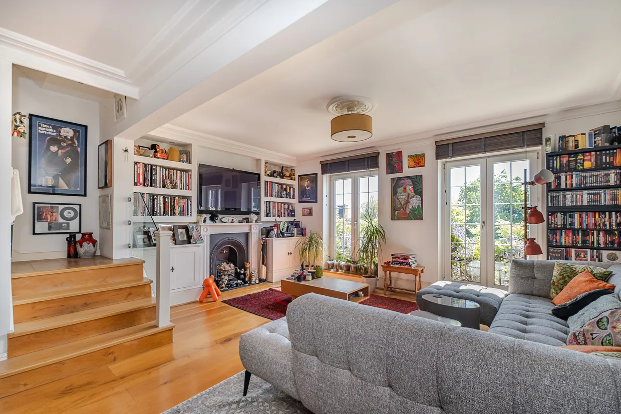 Cottenham Park Road, London, SW20 photo 30