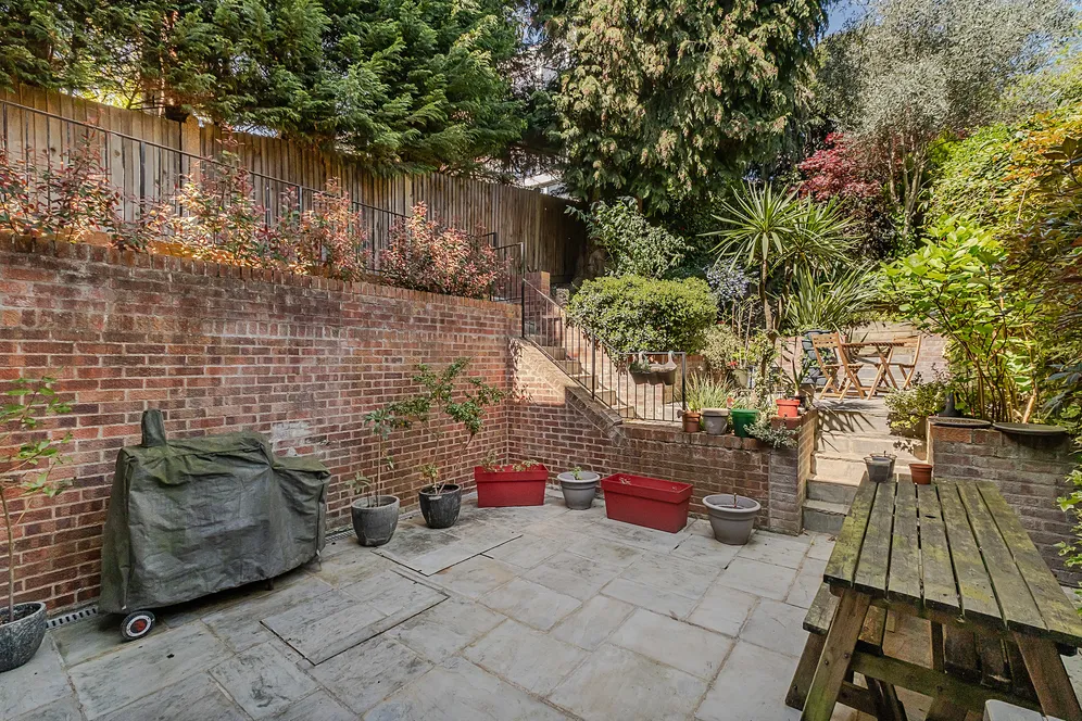 Cottenham Park Road, London, SW20 photo 34