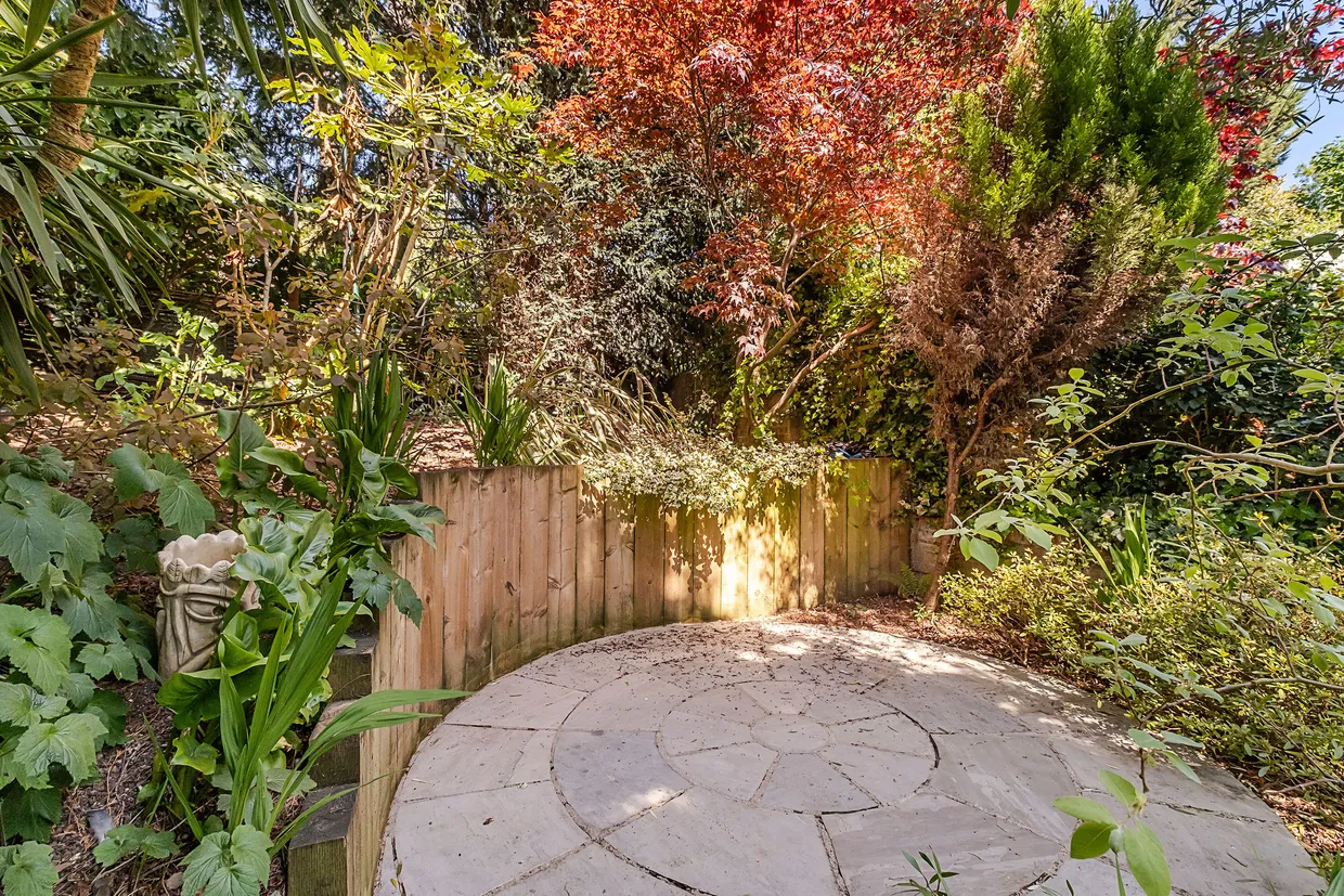 Cottenham Park Road, London, SW20 photo 35