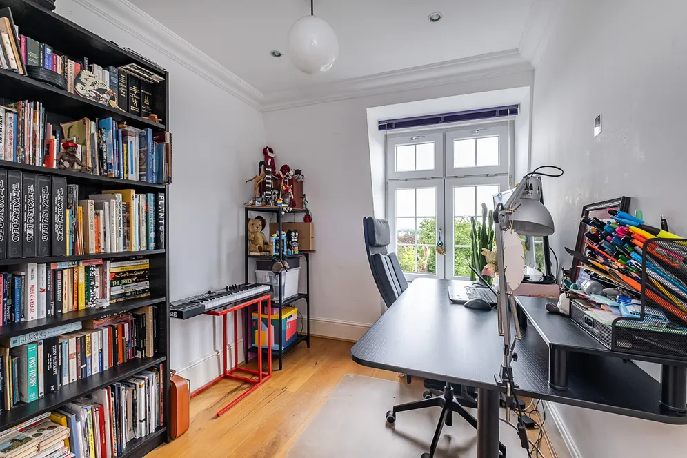 Cottenham Park Road, London, SW20 photo 37