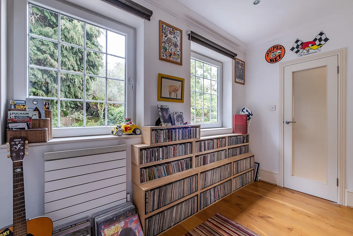Cottenham Park Road, London, SW20 photo 40
