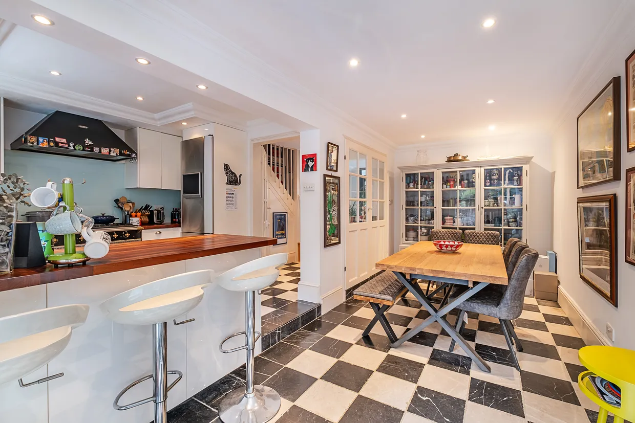 Cottenham Park Road, London, SW20 photo 41