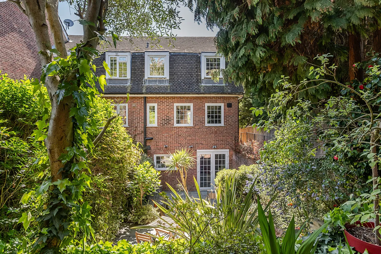 Cottenham Park Road, London, SW20 photo 43