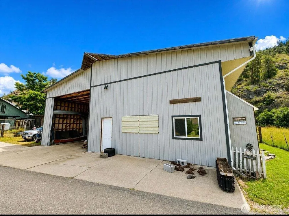 16 Big Rock Rd, Oroville, WA 98844