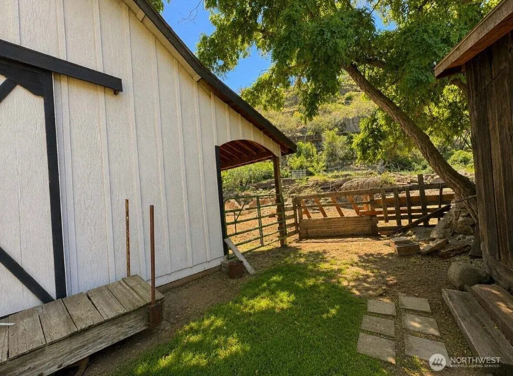 16 Big Rock Rd, Oroville, WA 98844