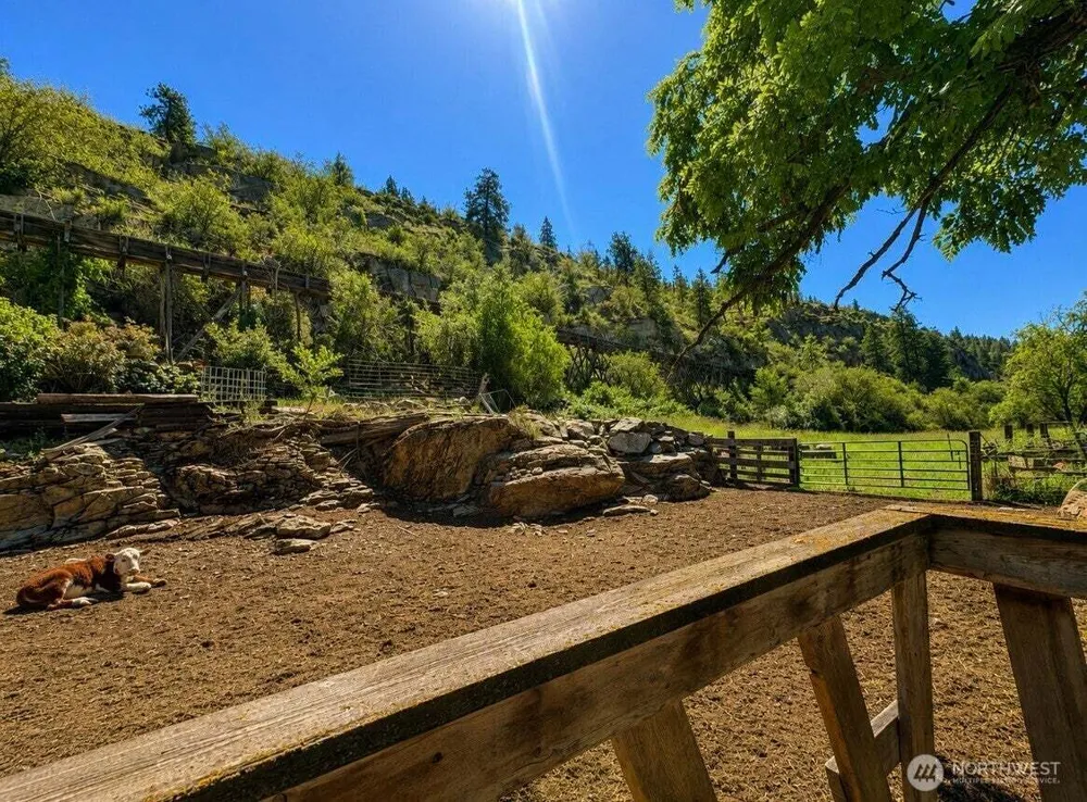 16 Big Rock Rd, Oroville, WA 98844