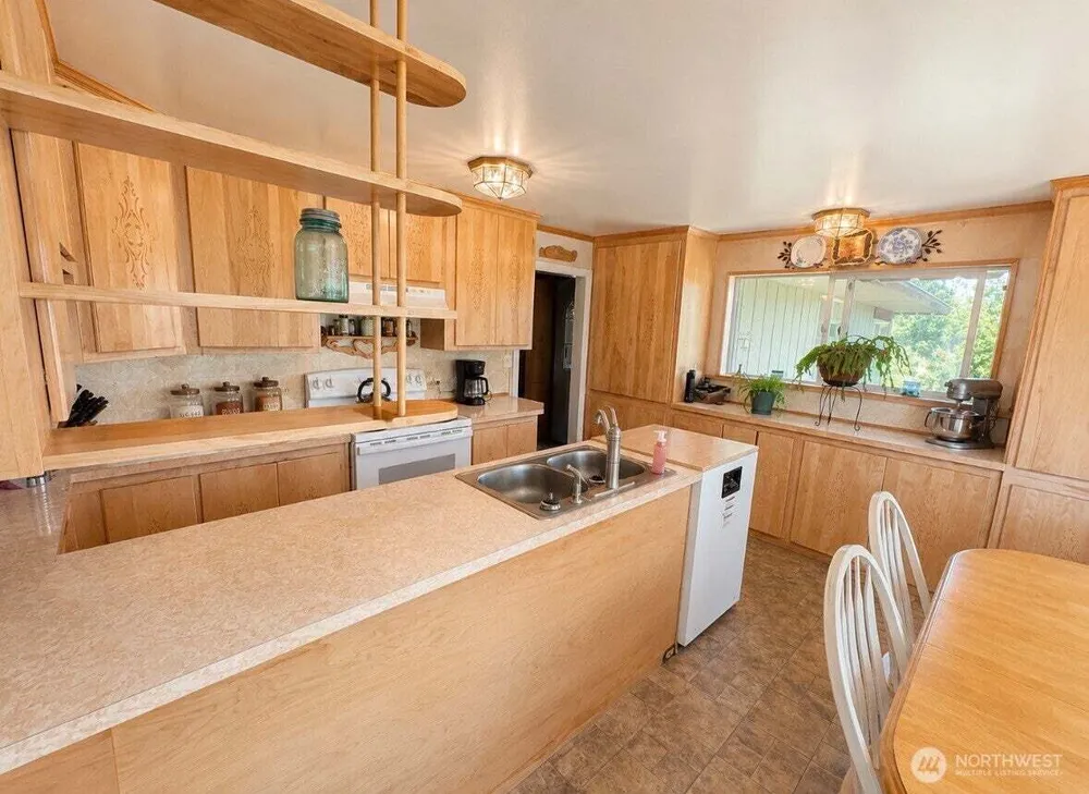 16 Big Rock Rd, Oroville, WA 98844