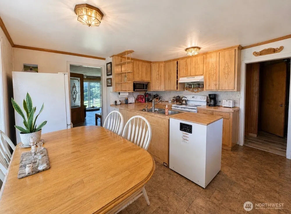 16 Big Rock Rd, Oroville, WA 98844