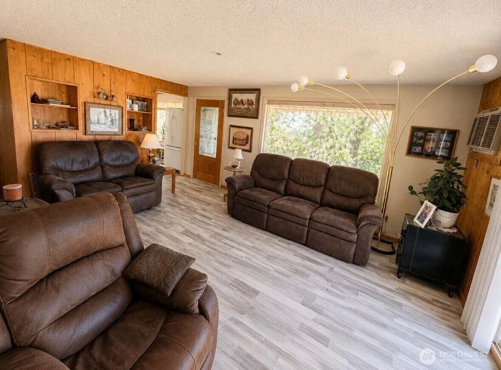 16 Big Rock Rd, Oroville, WA 98844
