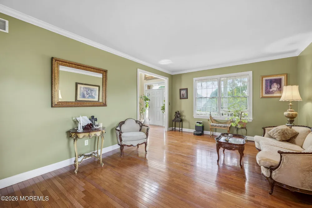 19 Chambry Ct, Freehold, NJ 07728
