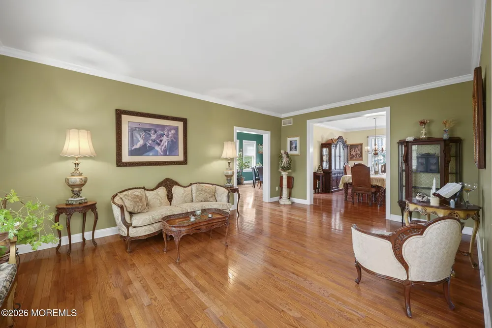 19 Chambry Ct, Freehold, NJ 07728