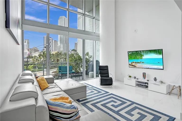 90 SW 3rd St, Miami, FL 33130
