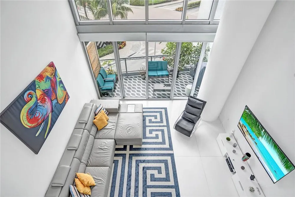 90 SW 3rd St, Miami, FL 33130