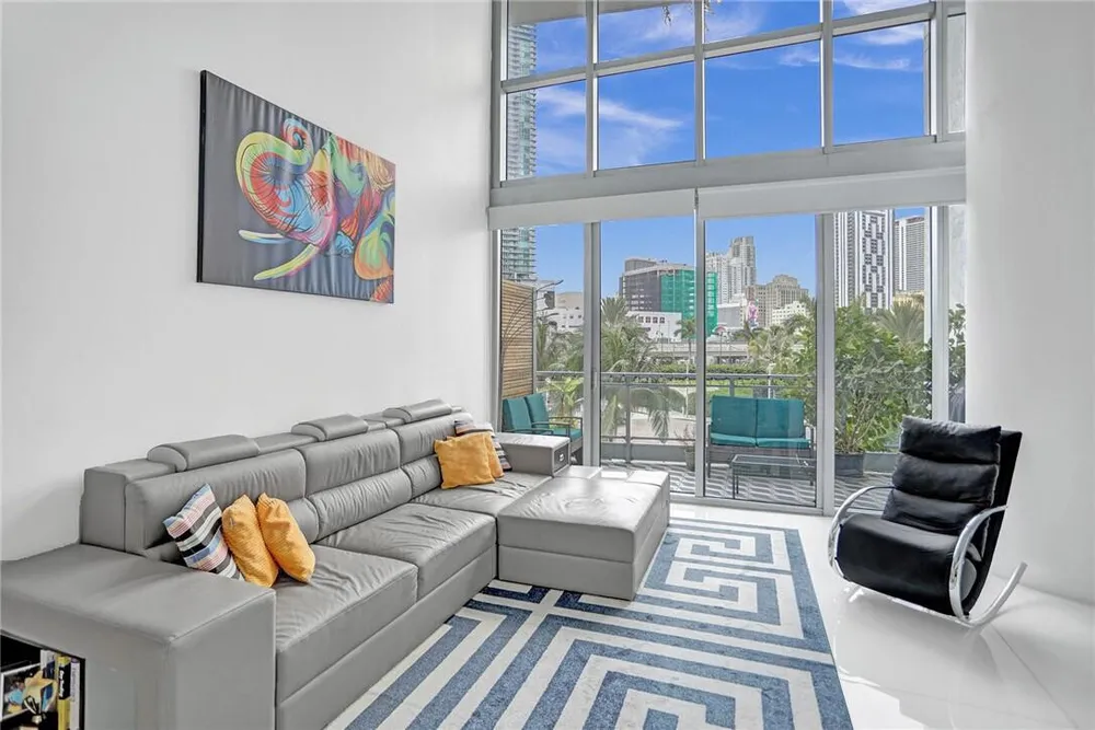 90 SW 3rd St, Miami, FL 33130