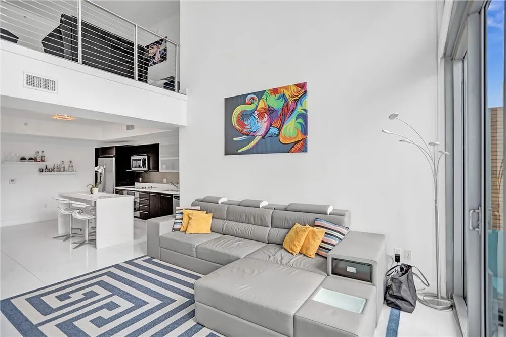 90 SW 3rd St, Miami, FL 33130