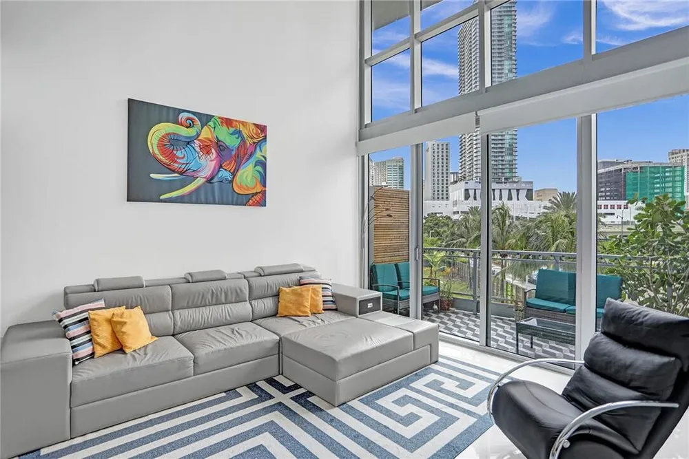 90 SW 3rd St, Miami, FL 33130