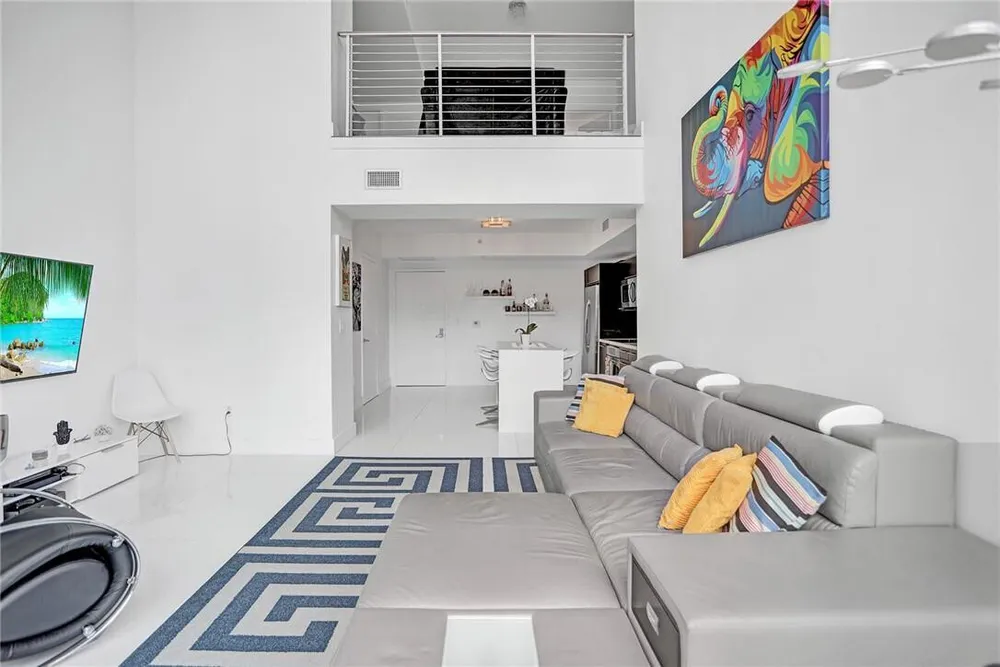 90 SW 3rd St, Miami, FL 33130