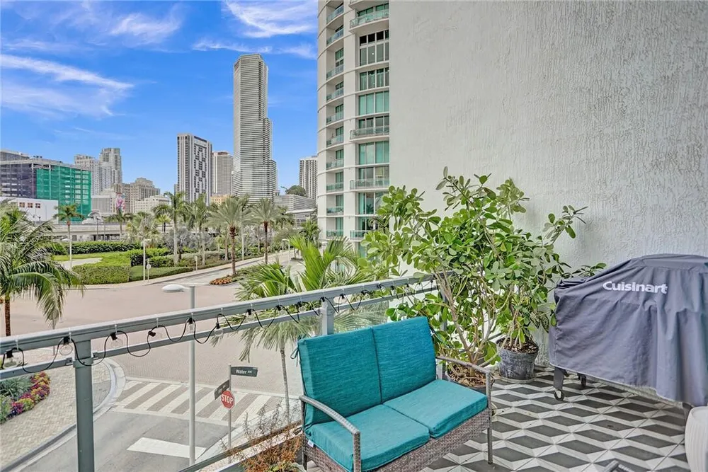 90 SW 3rd St, Miami, FL 33130