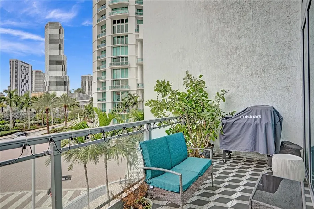 90 SW 3rd St, Miami, FL 33130