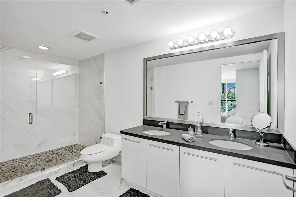 90 SW 3rd St, Miami, FL 33130