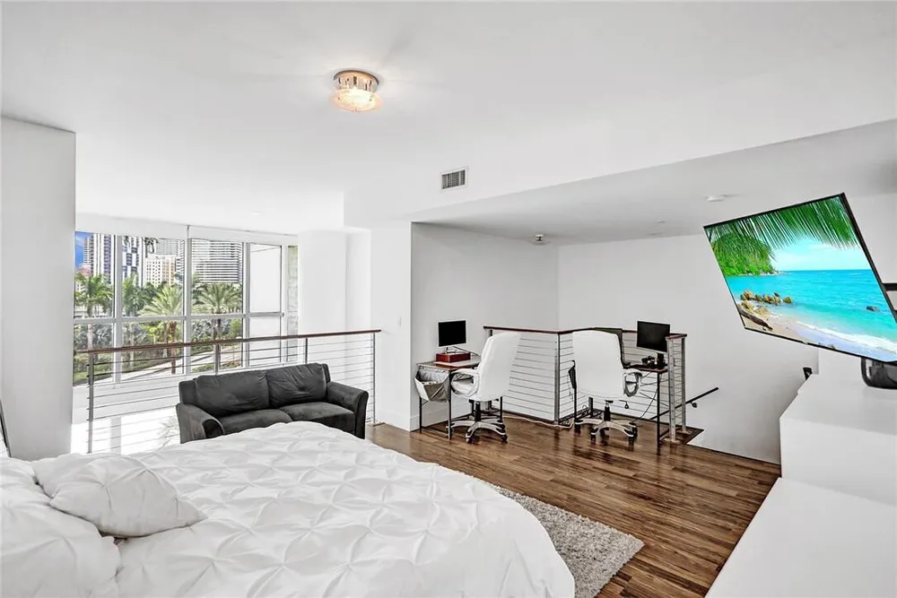 90 SW 3rd St, Miami, FL 33130