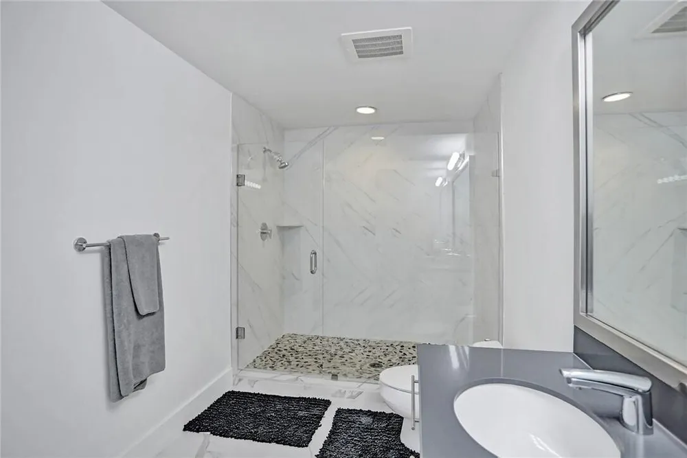 90 SW 3rd St, Miami, FL 33130