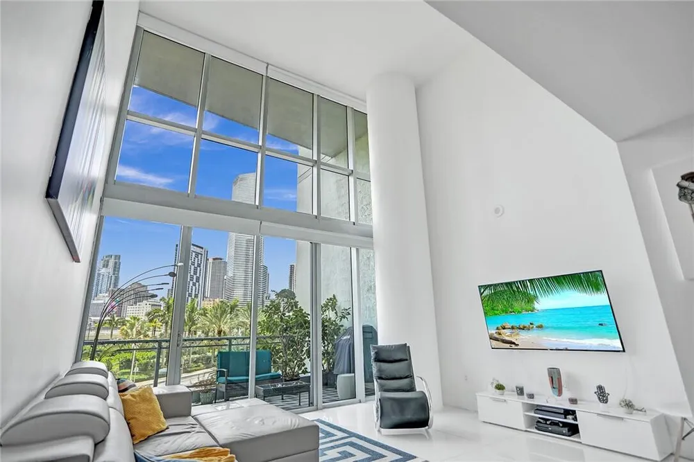 90 SW 3rd St, Miami, FL 33130