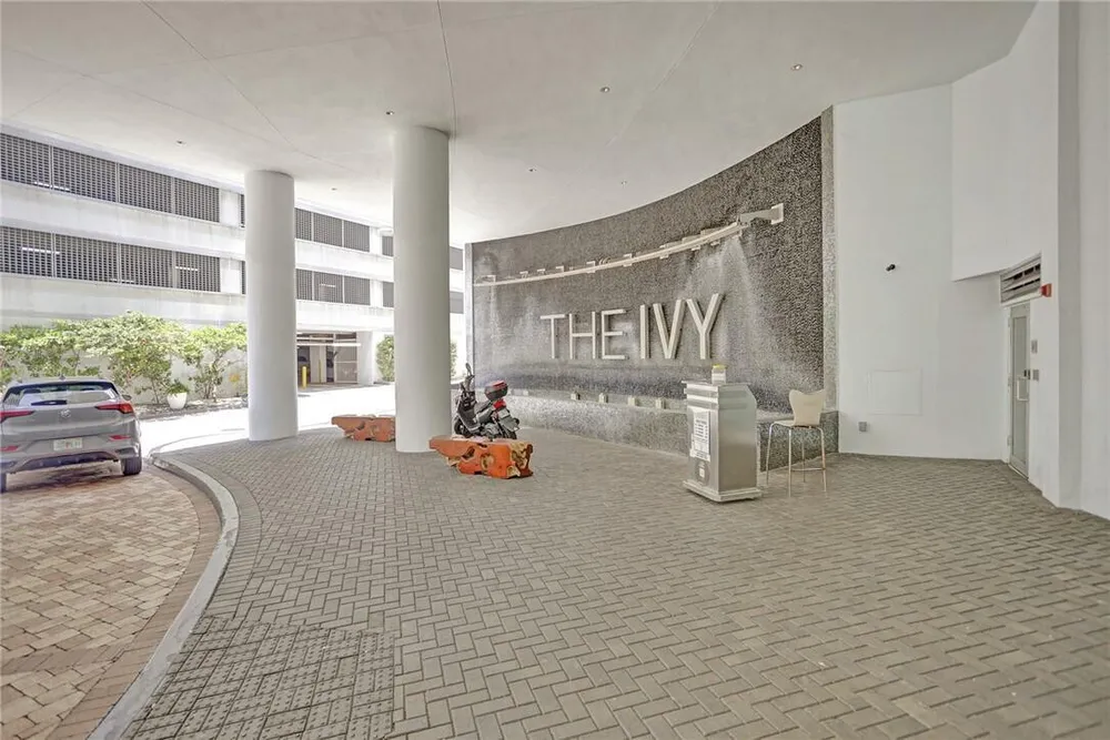 90 SW 3rd St, Miami, FL 33130
