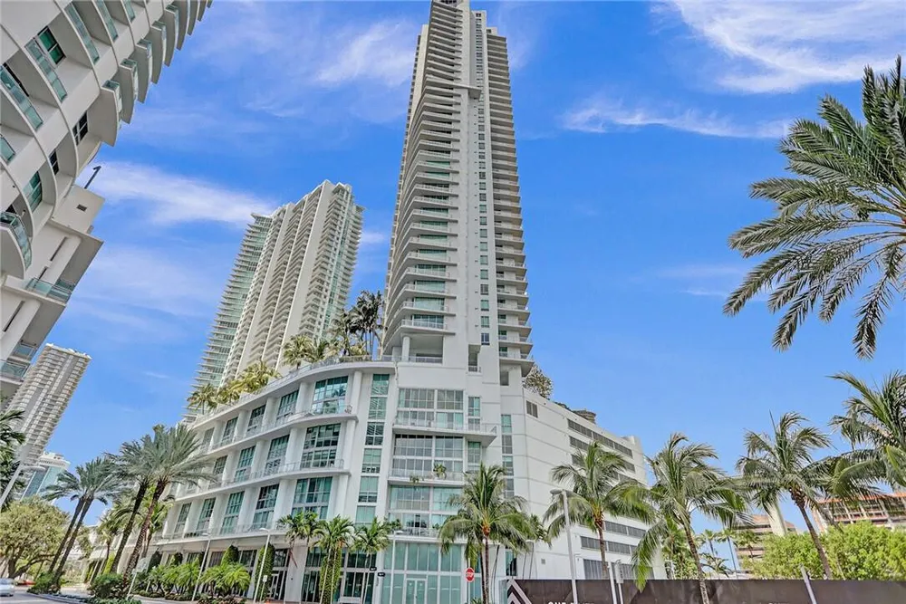 90 SW 3rd St, Miami, FL 33130