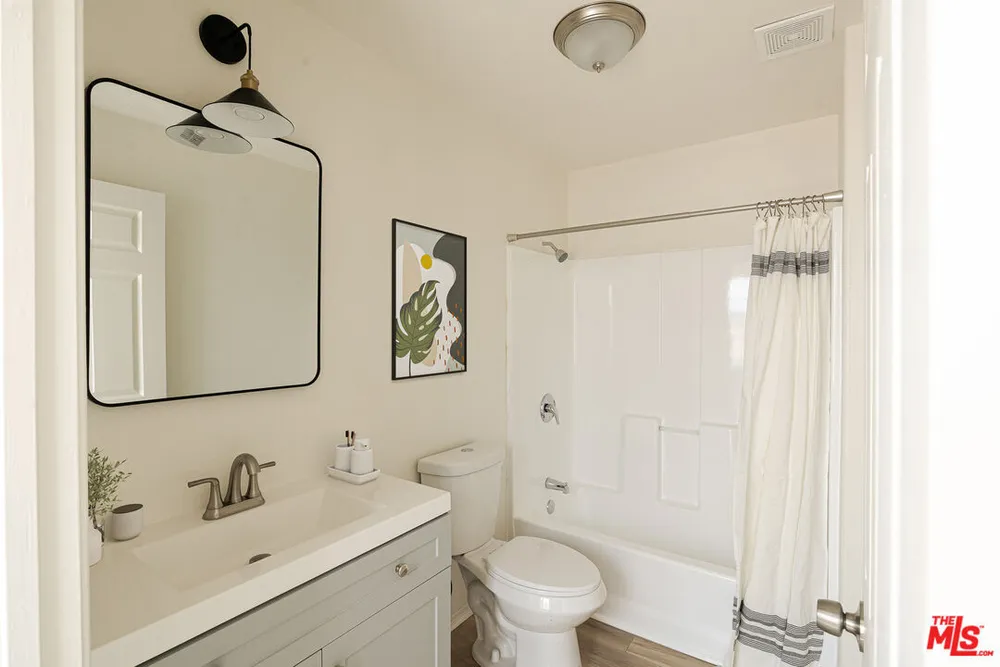 8624 S Main St, Southeast Los Angeles, CA 90003