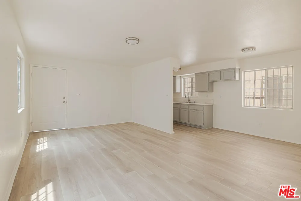 8624 S Main St, Southeast Los Angeles, CA 90003
