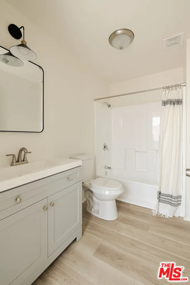 8624 S Main St, Southeast Los Angeles, CA 90003