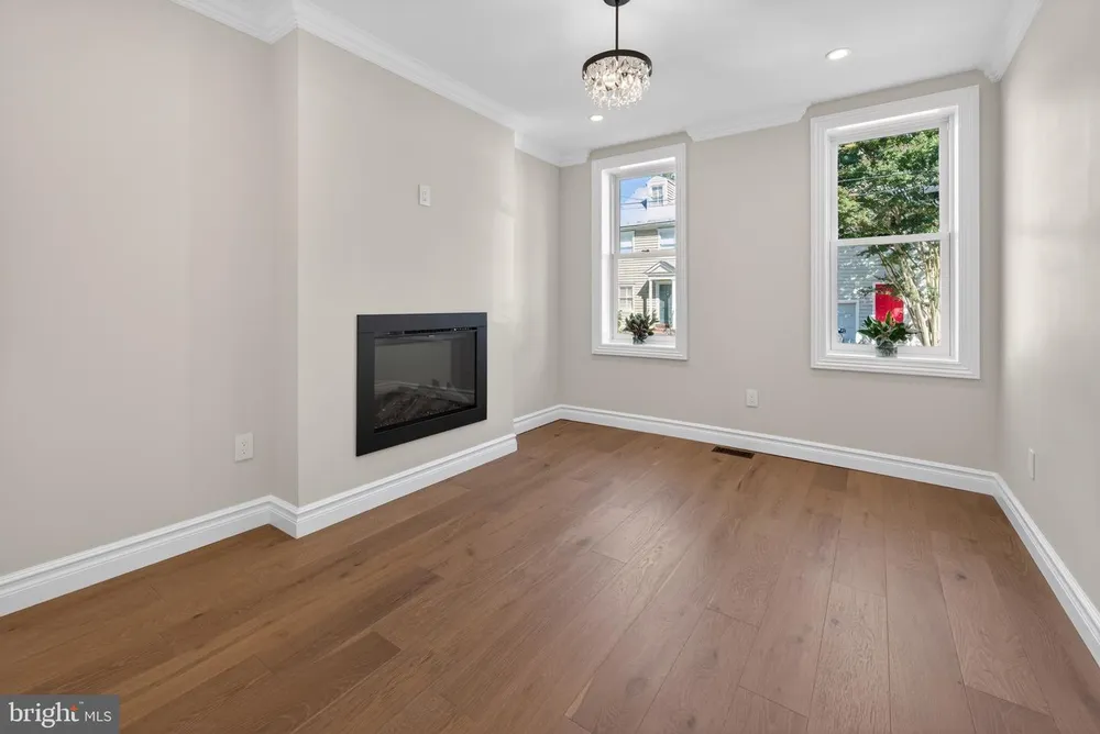 11 1/2 College Ave, Annapolis, MD 21401