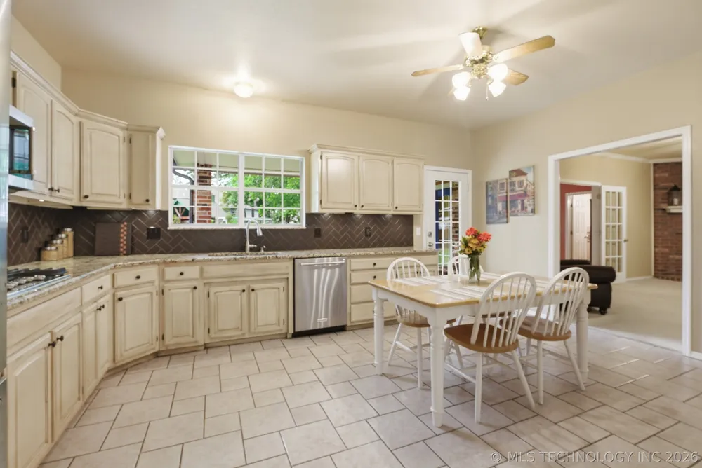 506 S Redwood Pl, Broken Arrow, OK 74012