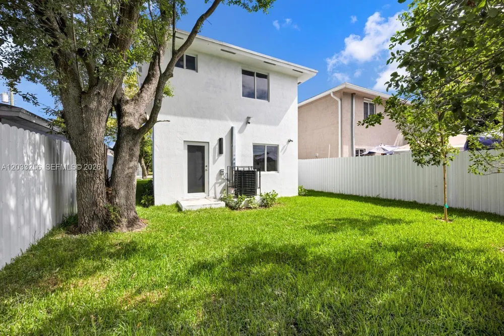 2780 NW 44th St, Miami, FL 33142