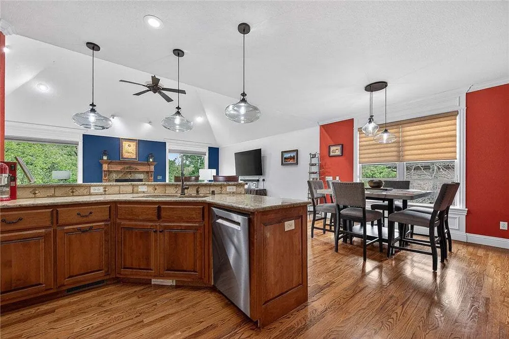 1502 NE BLUFF SPRING AVE, Bentonville, AR 72712