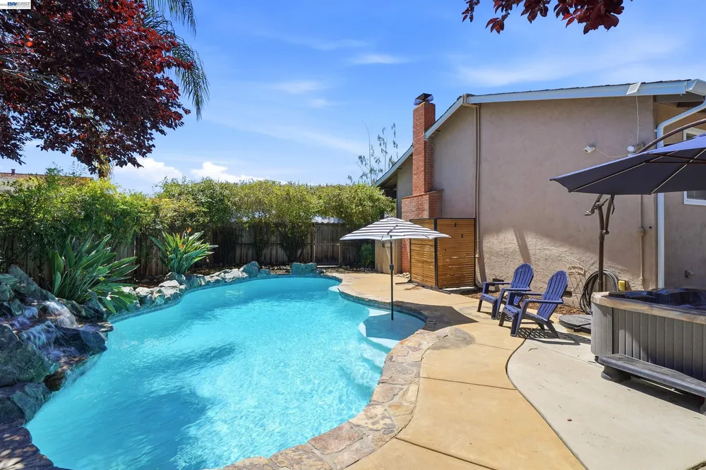 241 Garnet Dr, Livermore, CA 94550