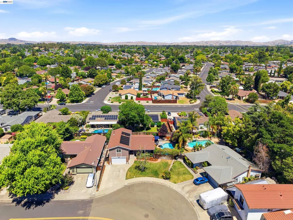 241 Garnet Dr, Livermore, CA 94550