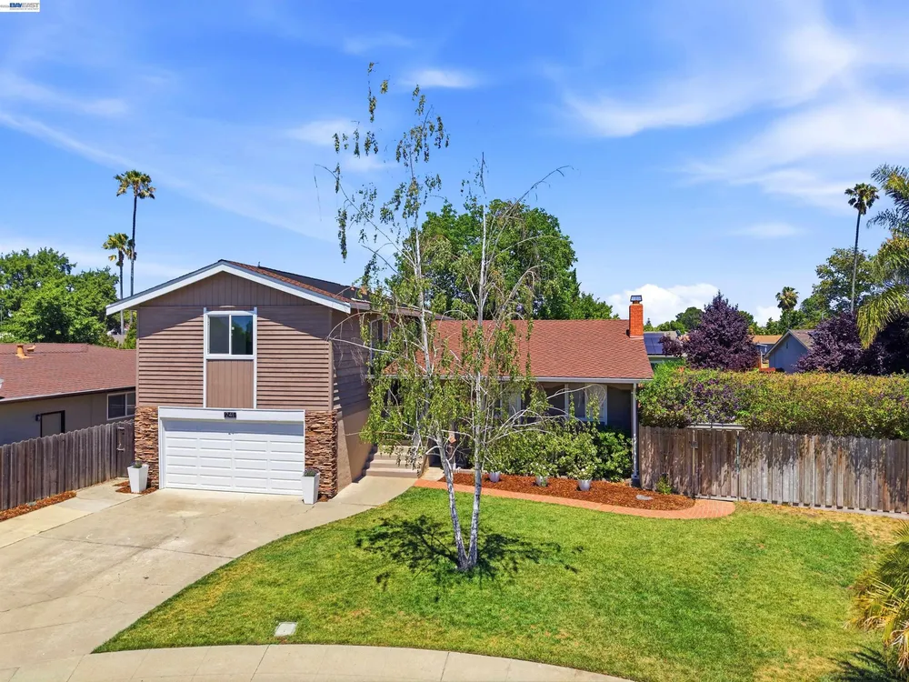 241 Garnet Dr, Livermore, CA 94550