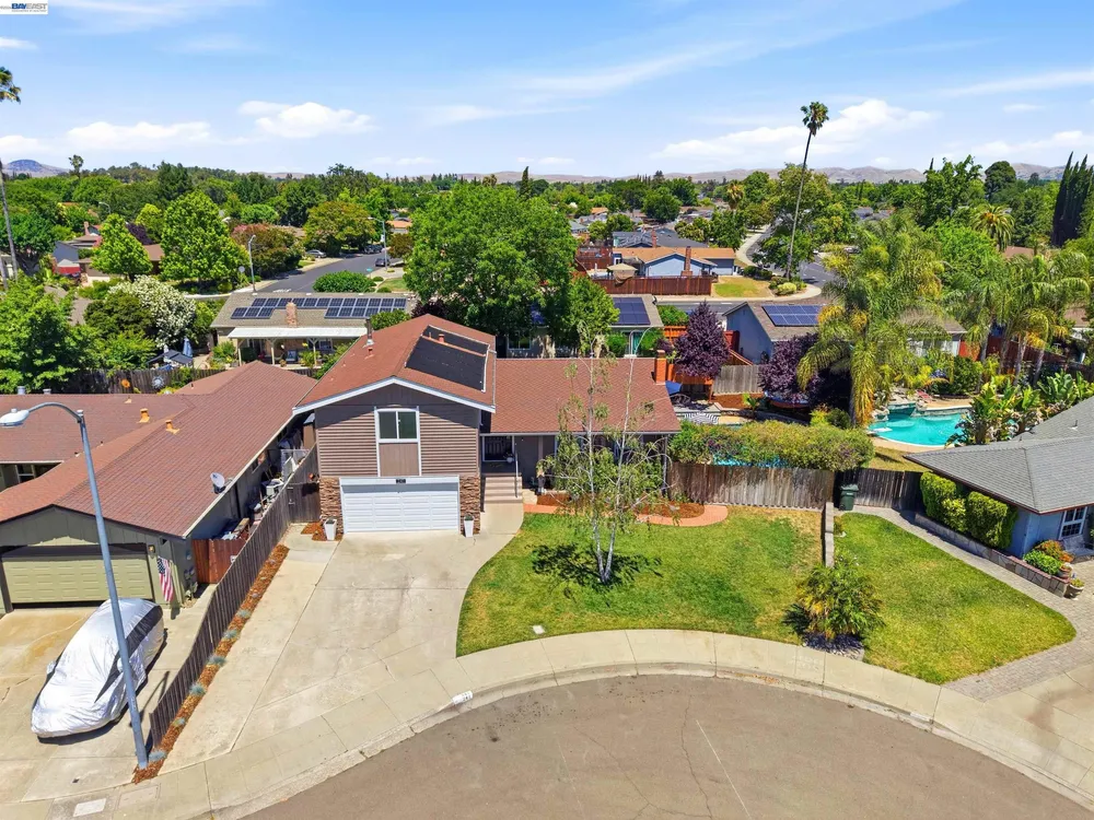 241 Garnet Dr, Livermore, CA 94550