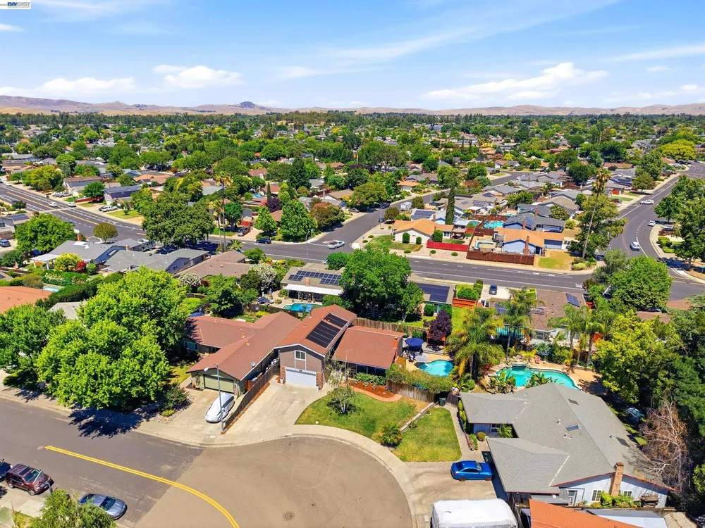 241 Garnet Dr, Livermore, CA 94550