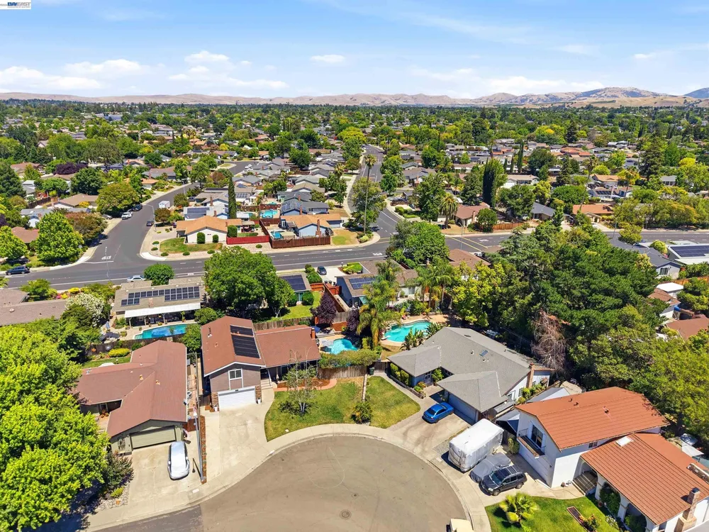 241 Garnet Dr, Livermore, CA 94550
