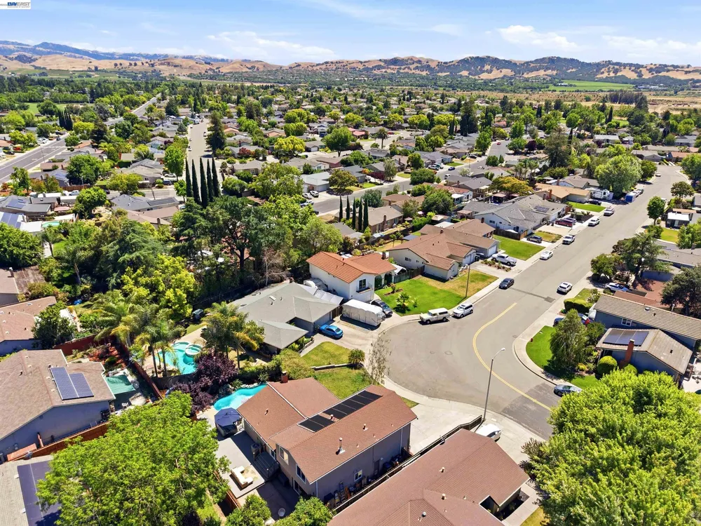 241 Garnet Dr, Livermore, CA 94550