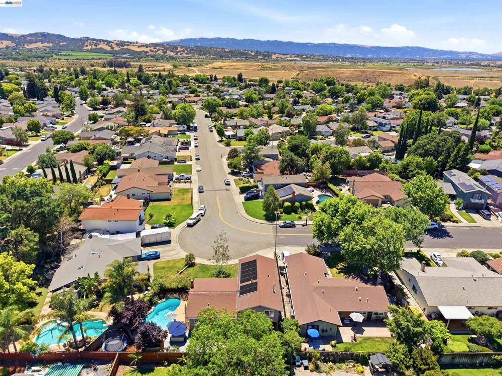 241 Garnet Dr, Livermore, CA 94550