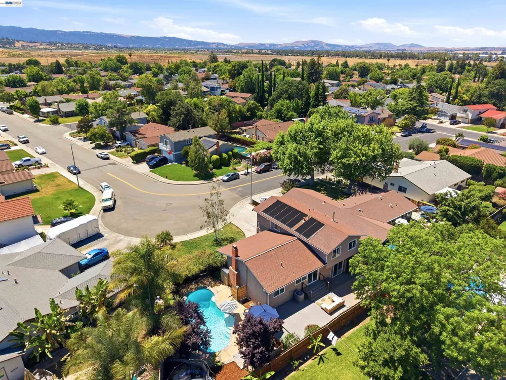 241 Garnet Dr, Livermore, CA 94550