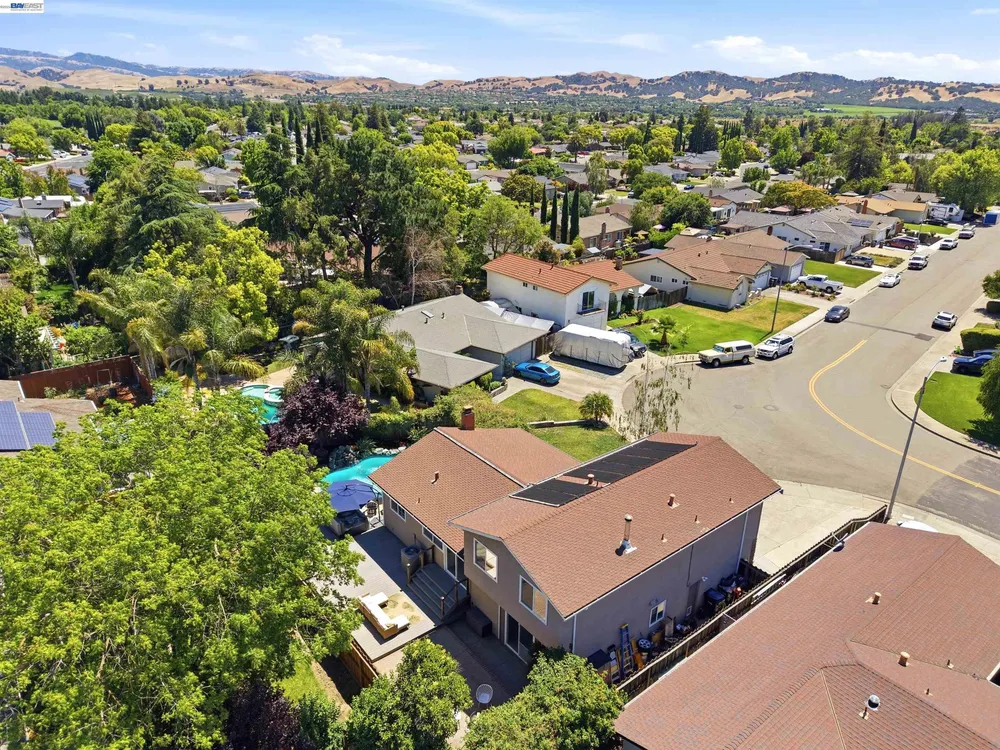 241 Garnet Dr, Livermore, CA 94550