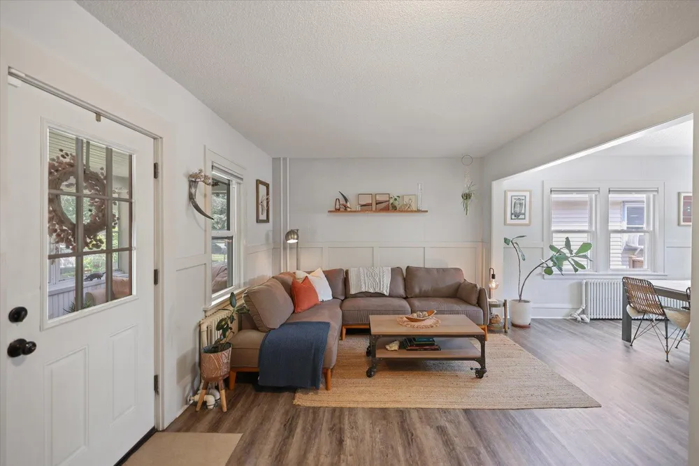1068 Pleasant Ave, St Paul, MN 55102-3311