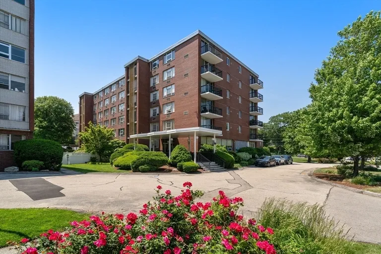 20 Hammond Pond Pkwy, Newton, MA 02467